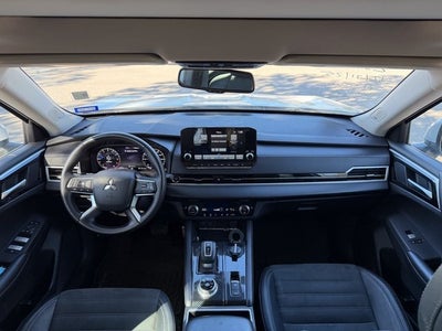 2023 Mitsubishi Outlander SE